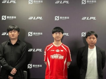 WE教练：下路组打2v2的配合度很奇怪，感觉没有磨合度